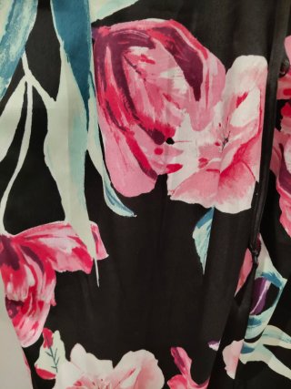 Mono floral negro y rosa