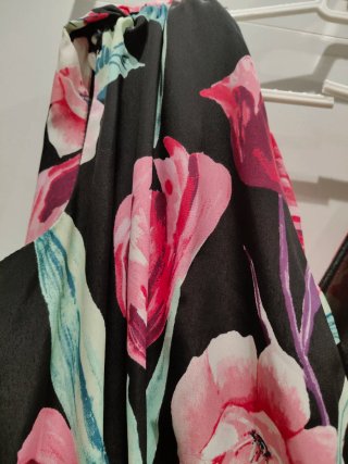 Mono floral negro y rosa