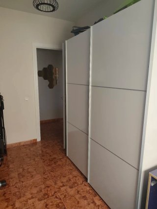 Armario puertas correderas blanco y gris