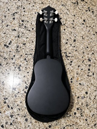 Ukelele Ma Kai Negro Nuevo con caja