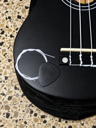 Ukelele Ma Kai Negro Nuevo con caja