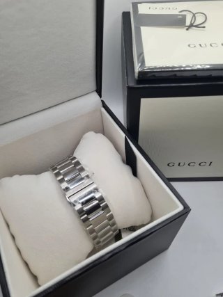 Reloj Gucci Plata y Rojo
