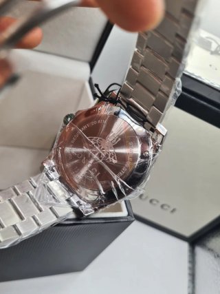 Reloj Gucci Plata y Rojo