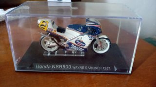 2 modellini moto Suzuki  e Honda scala 1:24