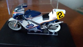 2 modellini moto Suzuki  e Honda scala 1:24