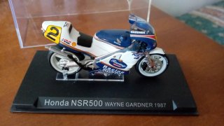 2 modellini moto Suzuki  e Honda scala 1:24