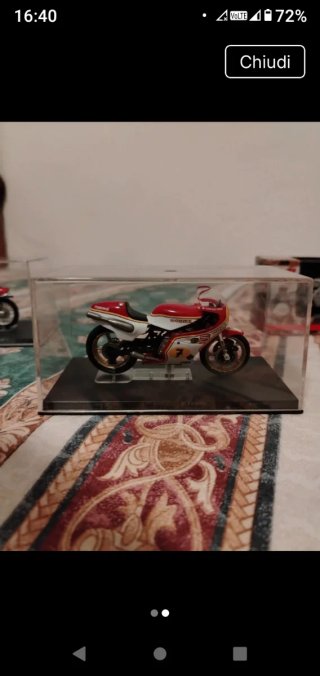 2 modellini moto Suzuki  e Honda scala 1:24