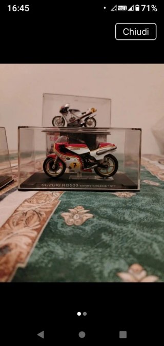 2 modellini moto Suzuki  e Honda scala 1:24