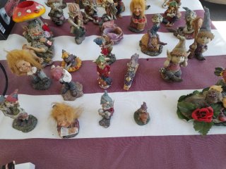 35 statue trolls