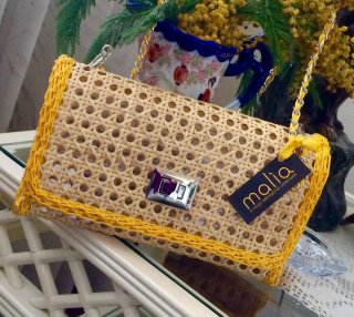 Pochette in paglia di Vienna con dettagli gialli