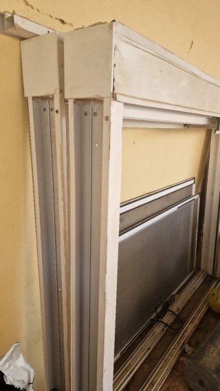 Ventanas de aluminio con persianas.