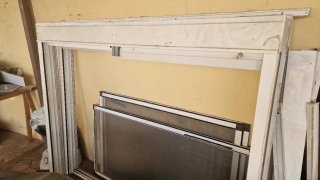 Ventanas de aluminio con persianas.