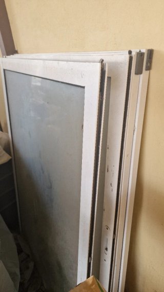 Ventanas de aluminio con persianas.