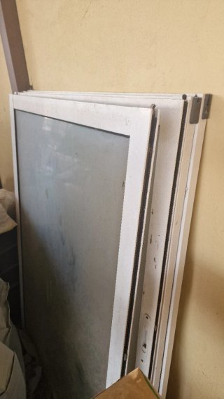 Ventanas de aluminio con persianas.