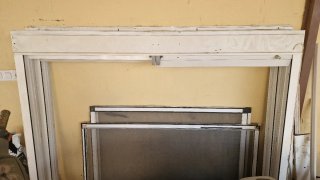 Ventanas de aluminio con persianas.