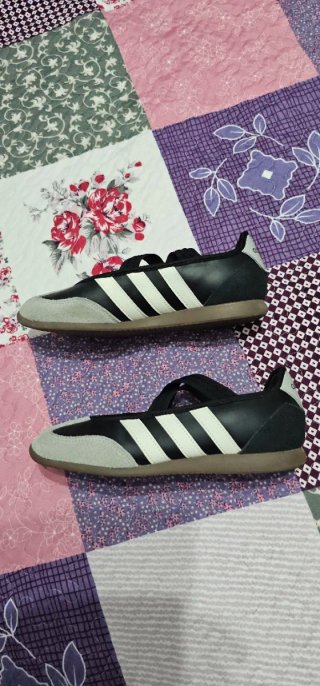 Zapatillas Adidas Negras y Blancas