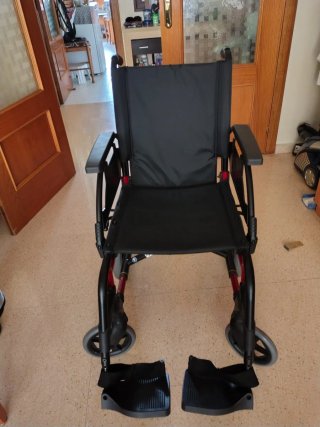 Silla de ruedas en buen estado y cojín