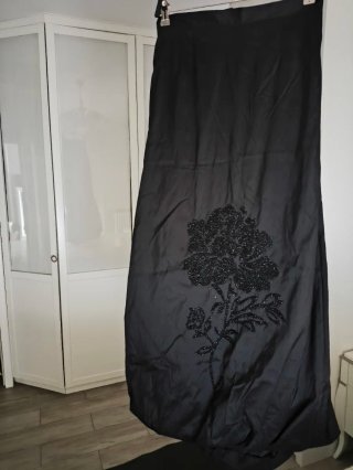 Falda negra de seda,con bordado floral