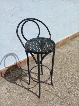 Taburete de hierro negro