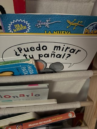 Estantería de tela y madera para libros