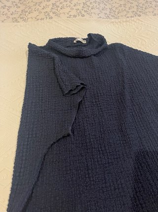 Camiseta azul cuello texturizada