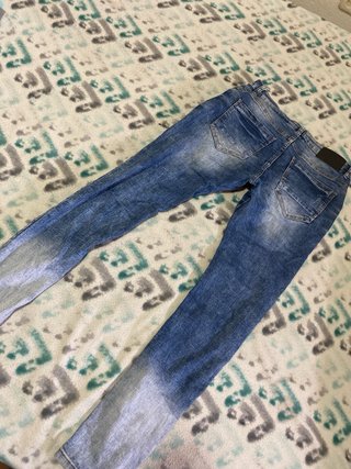 Pantalón vaquero hombre desgastado