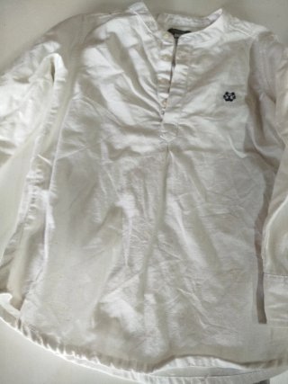 Camisa blanca y chaqueta gris