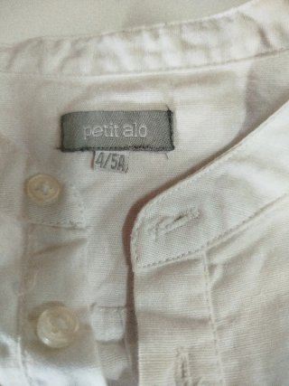 Camisa blanca y chaqueta gris
