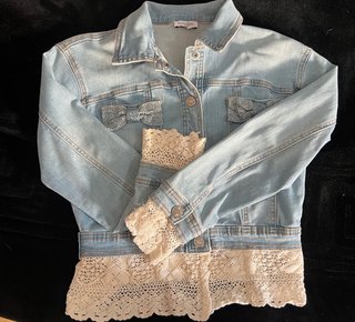 Chaqueta vaquera con encaje y lazos