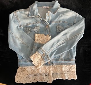 Chaqueta vaquera con encaje y lazos
