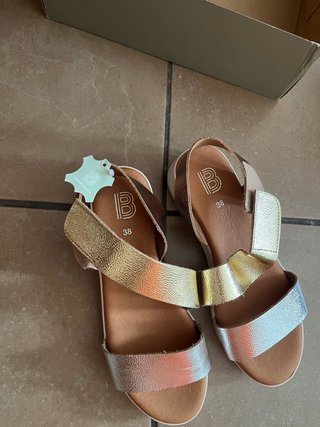 Sandalias de piel doradas y plateadas talla 38