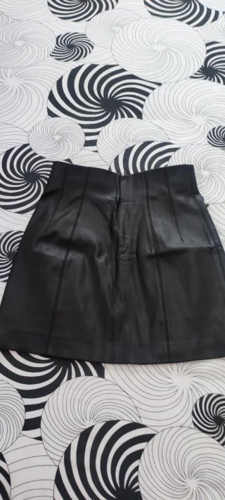 Mini falda efecto piel negra