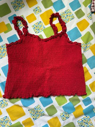 Blusa roja fruncida con tirantes