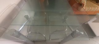 Mesa de salón de cristal y metal plateado