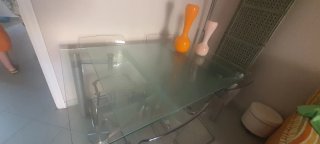 Mesa de salón de cristal y metal plateado