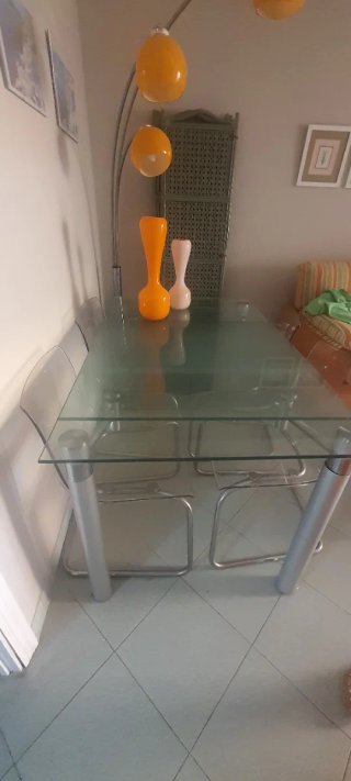Mesa de salón de cristal y metal plateado