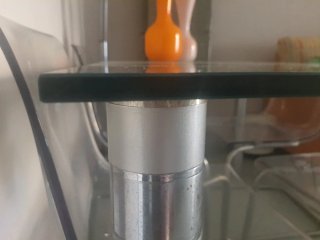 Mesa de salón de cristal y metal plateado