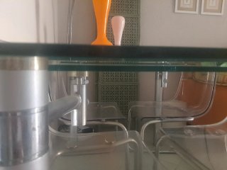 Mesa de salón de cristal y metal plateado