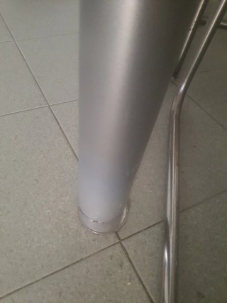 Mesa de salón de cristal y metal plateado