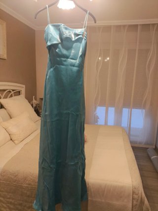 Vestido largo azul con tirantes