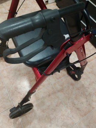Andador con asiento y cesta
