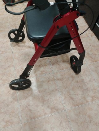 Andador con asiento y cesta