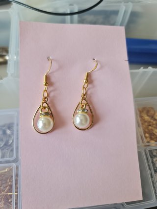 Pendientes dorados con perla
