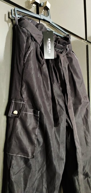 Pantalón cargo negro elástico talla S con cinturón