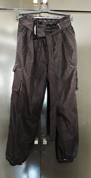 Pantalón cargo negro elástico talla S con cinturón