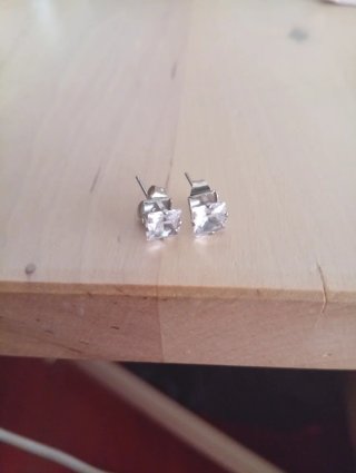 Pendientes plateados pequeños con piedra