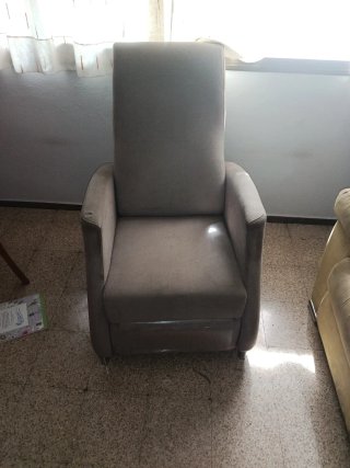 Butaca de tela beige y gris