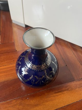 Jarrón azul con detalles plateados