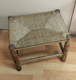 Taburete rústico de madera y yute