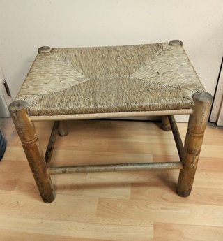 Taburete rústico de madera y yute